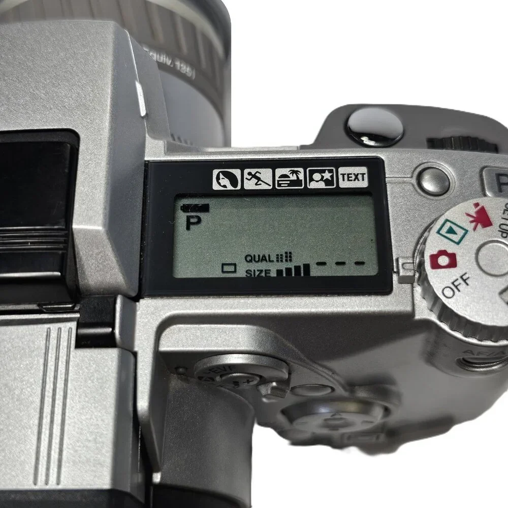 Konica Minolta DiMage 5 3.3 Mega Pixels 7x Optical Zoom Digital Camera POWERS ON